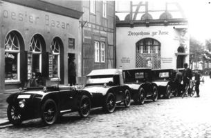 Alte Fotografie von parkenden Autos, zu der Zeit in der die Concordia Unfallversicherungen aufnahm.