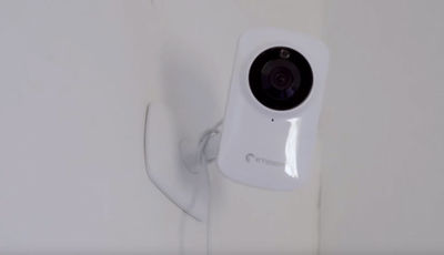 Mit Hilfe einer Überwachungskamera am eigenen Haus können Sie sich vor Dieben schützen.