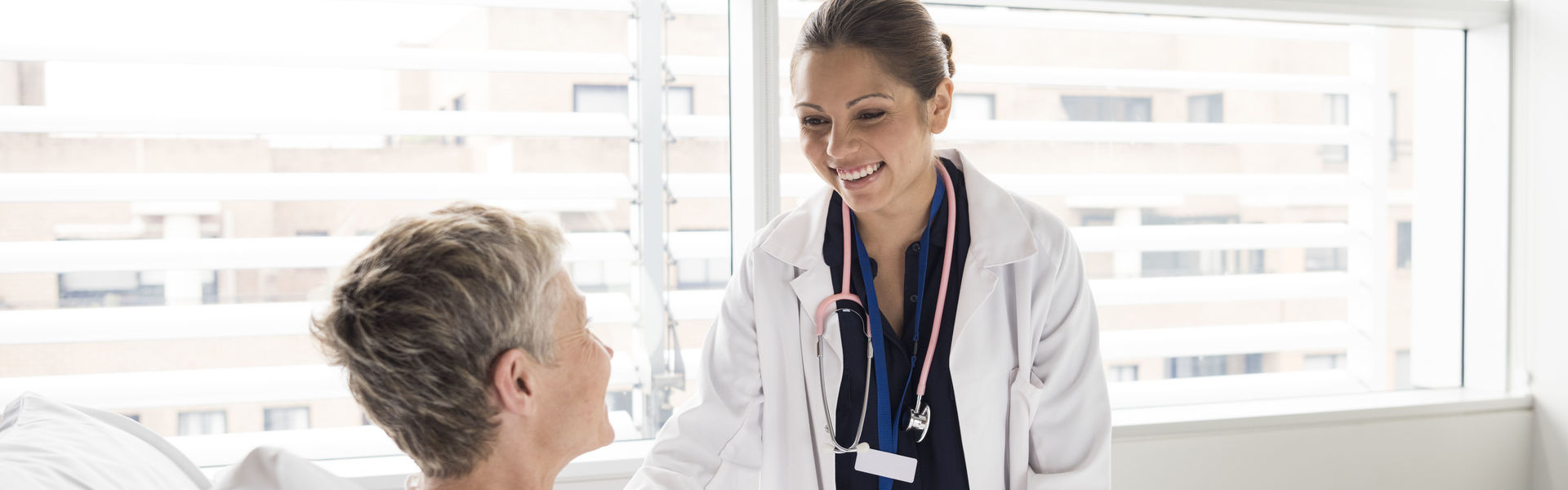 Eine Ärztin kümmert sich um ihren Patient.