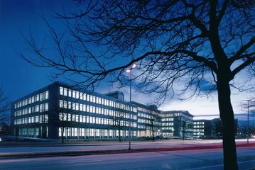 Bild des Concordia Hauptgebäudes in Hannover ab einem schönen Abend.