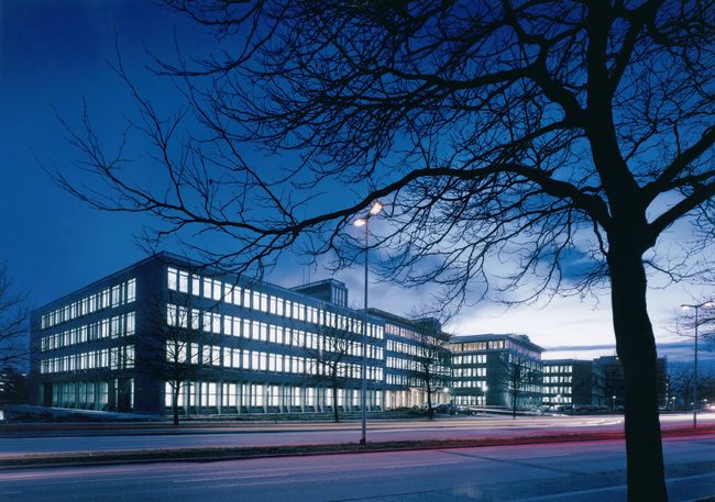 Das Hauptgebäude der Concordia Versicherungen bei Nacht.