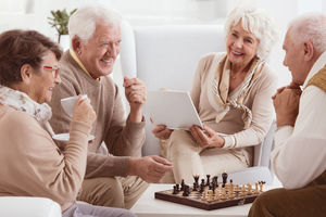 Glückliche Rentner die sorgenfrei Schach spielen.
