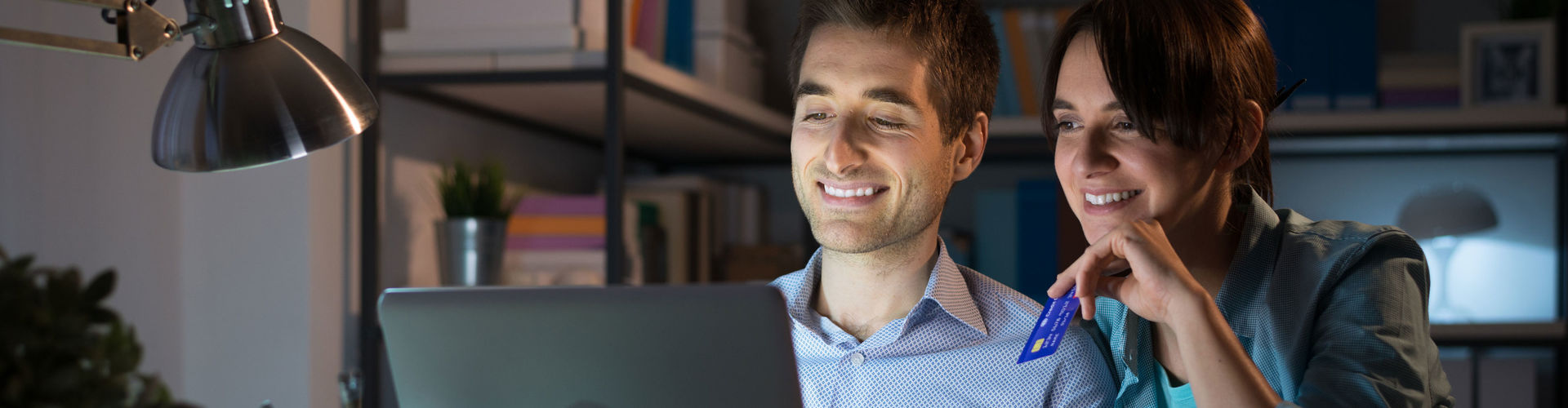 Ein Mann und eine Frau schauen in einen Laptop