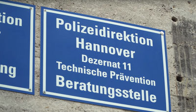 Schild der Beratungsstelle der Polizeidirektion Hannover.