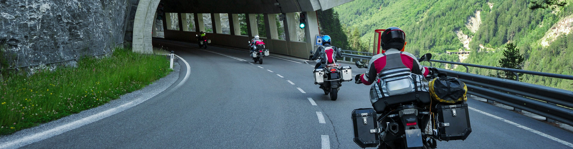 Zwei Motorradfahrer unternehmen eine Reise und durchqueren dabei das Gebirge.