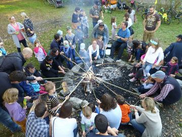 Nach einem erfolgreichen Abschluss eines Projektes, gab es zum Ende hin ein Waldfest.