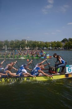 Das Drachenboot der Concordia Dragons bei einem Wettbewerb in Schwerin.