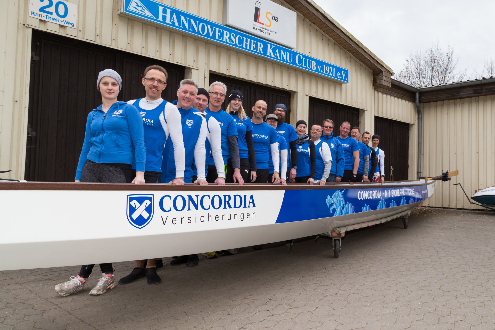 Das Drachenbootteam Concordia Dragons mit Boot.