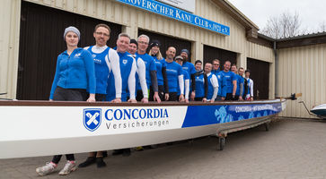 Das Drachenbootteam Concordia Dragons mit Boot.