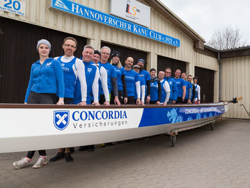 Das Drachenbootteam Concordia Dragons mit Boot.