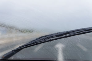 Bei Regenwetter sollte man beim Auto fahren achtgeben.