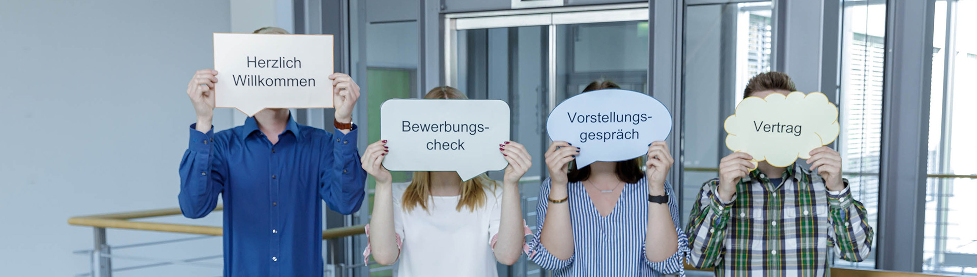 Concordia Bewerber zeigen den Bewerbungsprozess mit Schildern